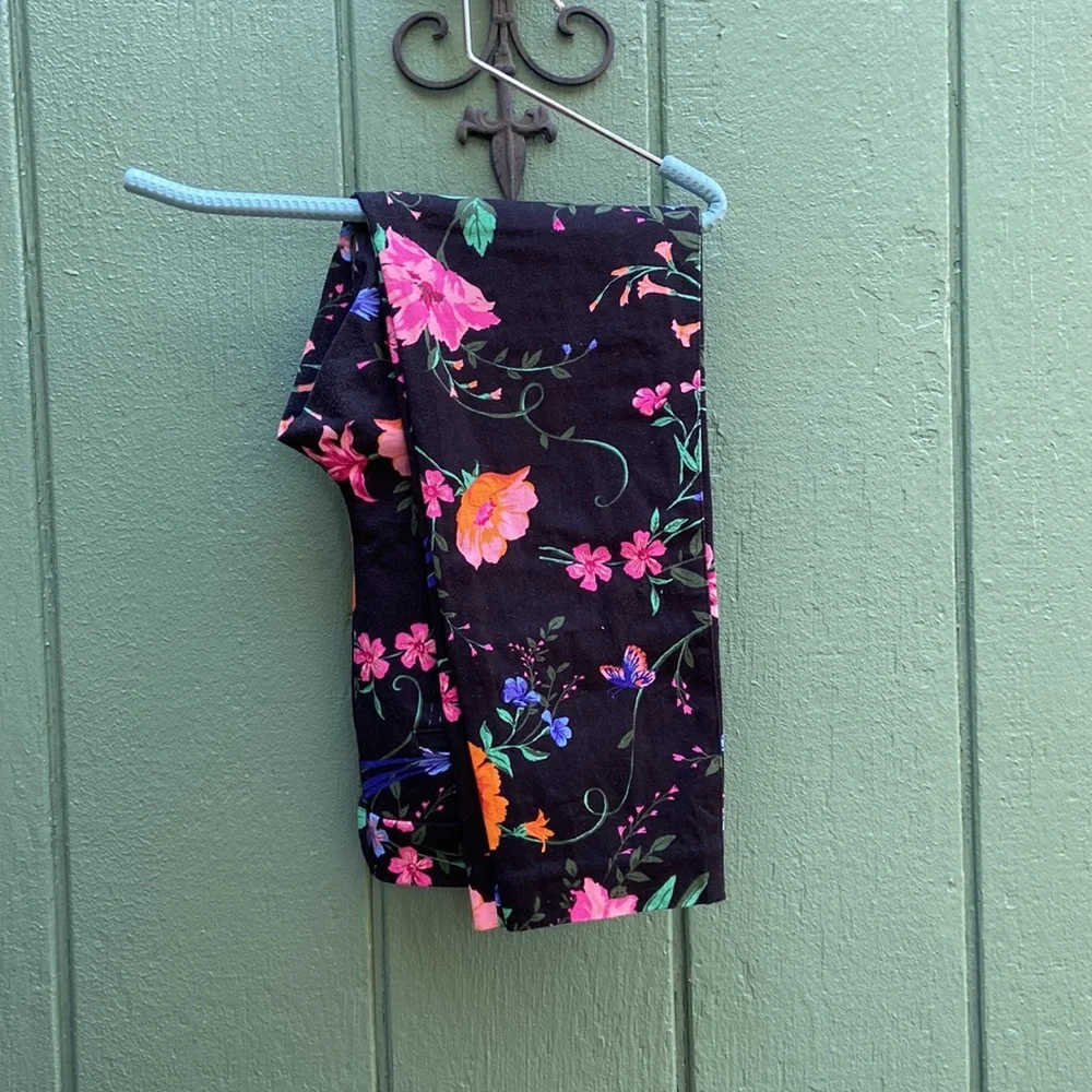 ❌Sold! ❌ Old Navy Harper Mid Rise Pant Floral Navy Blue - Picture 3 of 6